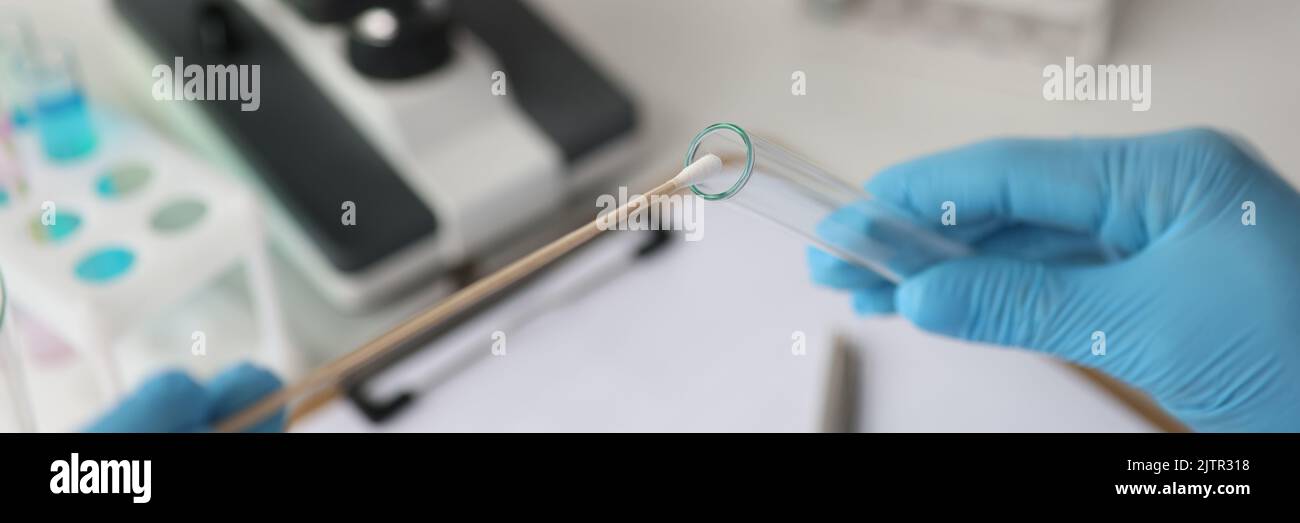 Medico di diagnostica di laboratorio che fa l'esame del DNA per determinare il closeup della paternità Foto Stock