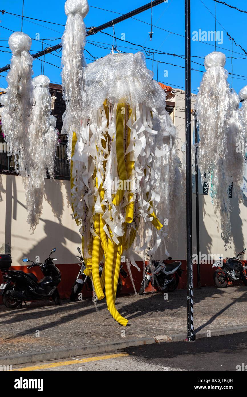 CAMARA DE LOBOS, PORTOGALLO - 27 AGOSTO 2021: Decorazione fatta in casa da immondizia, sotto forma di statuine di medusa. Foto Stock