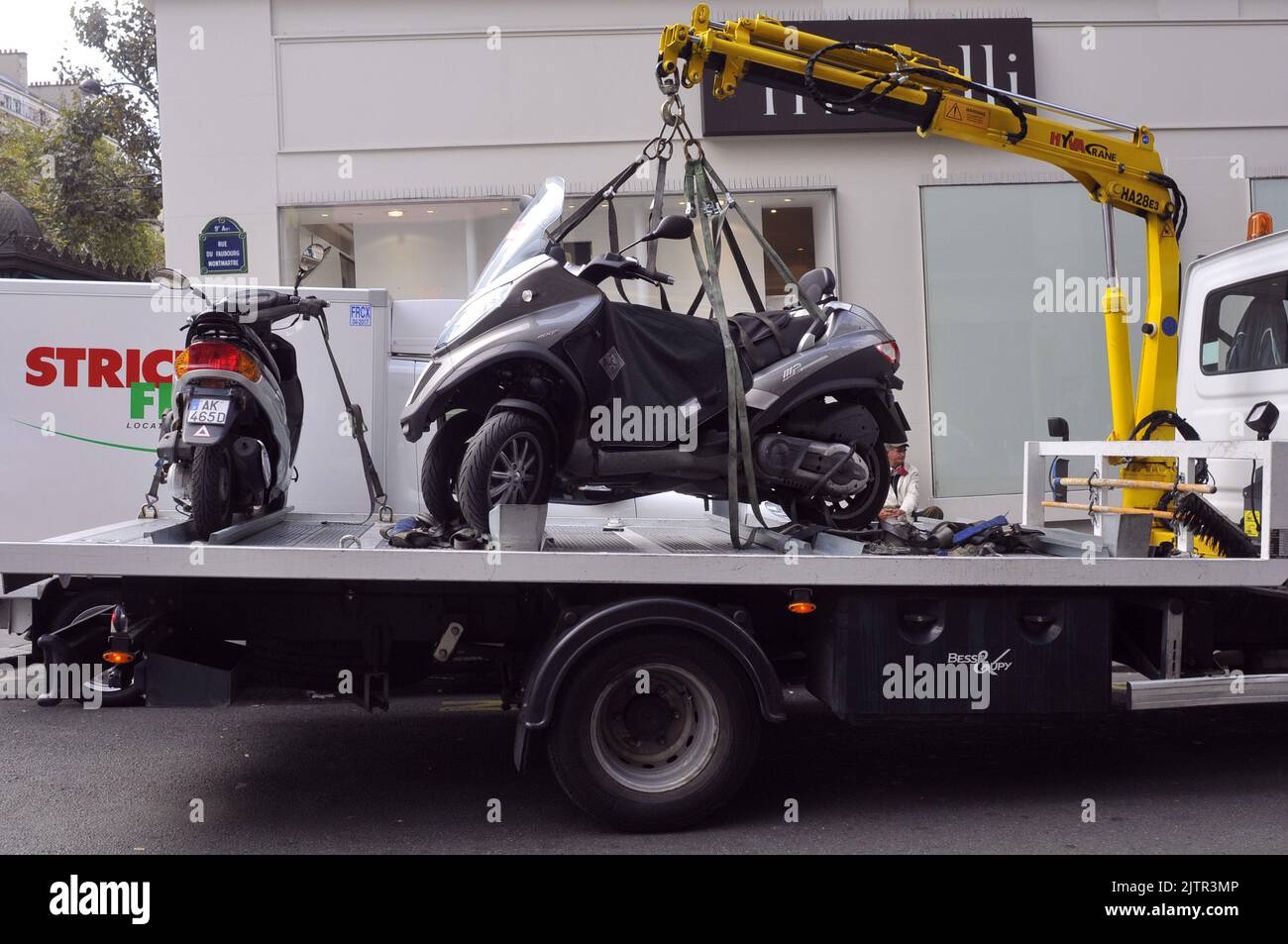 FRANCIA. PARIGI (75) UNO SCOOTER CHE PRENDE CON UN CAMION DELLA LIBBRA Foto Stock