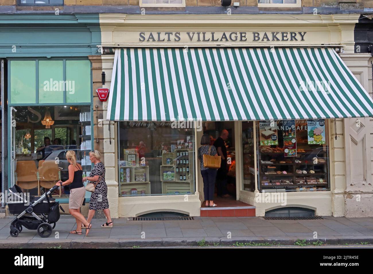 Salts Village panetteria con tenda giù , 8 Victoria Rd, Saltaire, Shipley, Bradford, Yorkshire, Inghilterra, Regno Unito, BD18 3LA Foto Stock