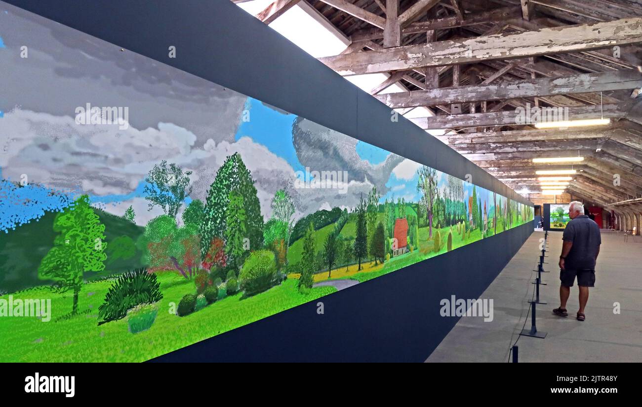 Un uomo che guarda ad una mostra al mulino dei sali - David Hockney- Un anno in Normandia, parte del Saltaire Festival 2022 Foto Stock