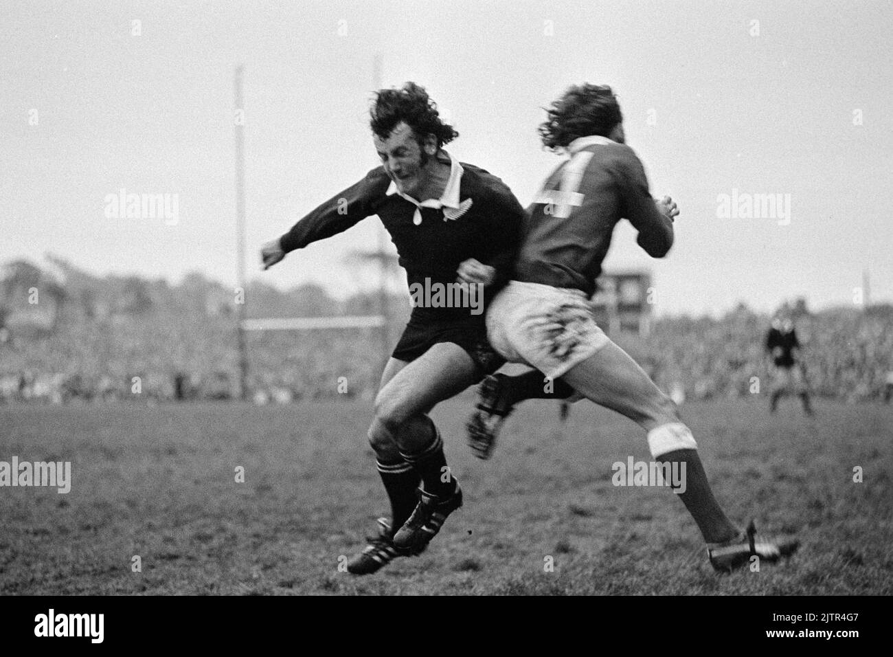 Llanelli RFC vs New Zealand All Blacks (31/10/72) - ala neozelandese Duncan Hales che baratta JJ Williams di Llanelli dalla palla durante il gioco. Foto Stock