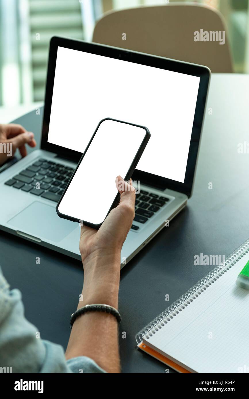 Primo piano ripresa di una donna con smartphone e computer - foto di scorta Foto Stock