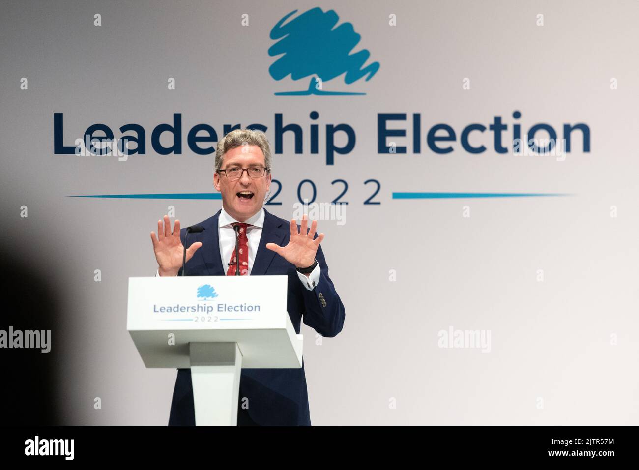 Colin Mackay redattore politico di STV News sul palco come ospite delle marchette della leadership del Partito conservatore a Perth, Scozia, Regno Unito 16 agosto 2022 Foto Stock