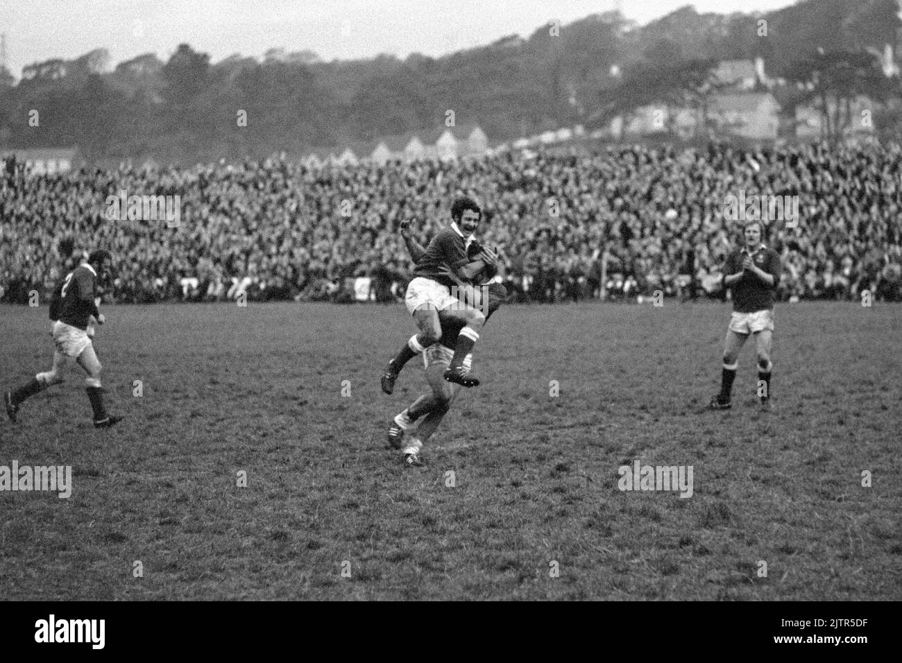 Llanelli RFC vs Nuova Zelanda All Blacks (31/10/72) - Llanelli RFC l'zenzero Andy Hill festeggia il suo calcio di Punizione portando gli Scarlet in una testa di 9-3 contro la Nuova Zelanda. Foto Stock