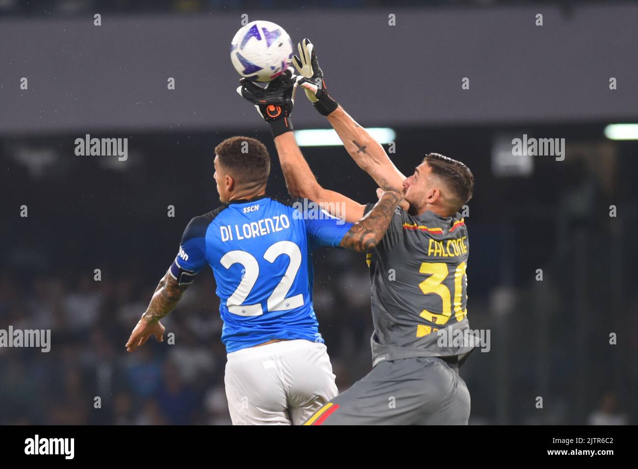 Wladimiro Falcone di US Lecce para su Giovanni di Lorenzo di SSC Napoli durante la Serie Una partita tra SSC Napoli e US Lecce allo stadio Diego Armando Maradona (Foto di Agostino Gemito) (Foto di Agostino Gemito/Pacific Press/Sipa USA) Foto Stock