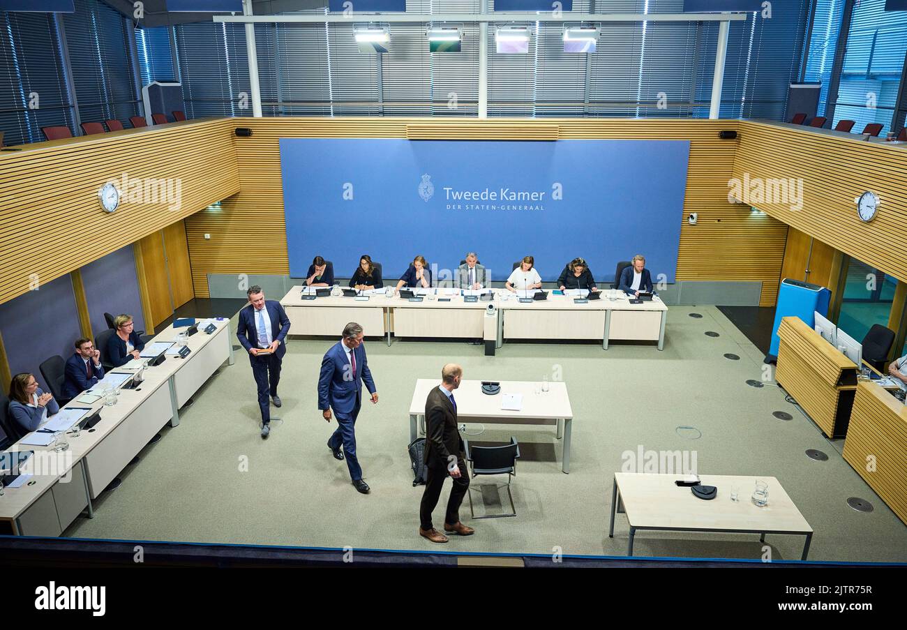 2022-09-01 15:13:14:19 L'AIA - Maxime Verhagen e il suo consigliere tornano nella stanza dopo una breve consultazione nella Sala d'indagine della Camera dei rappresentanti durante un'interrogazione pubblica della commissione d'inchiesta parlamentare per l'estrazione di gas naturale a Groningen. La commissione sta studiando gli anni della trivellazione del gas nella provincia. Verhagen è stato Ministro dell'economia, dell'agricoltura e dell'innovazione e vice primo ministro nel gabinetto Rutte i dal 2010 al 2012. ANP PHIL NIJHUIS olanda fuori - belgio fuori Foto Stock