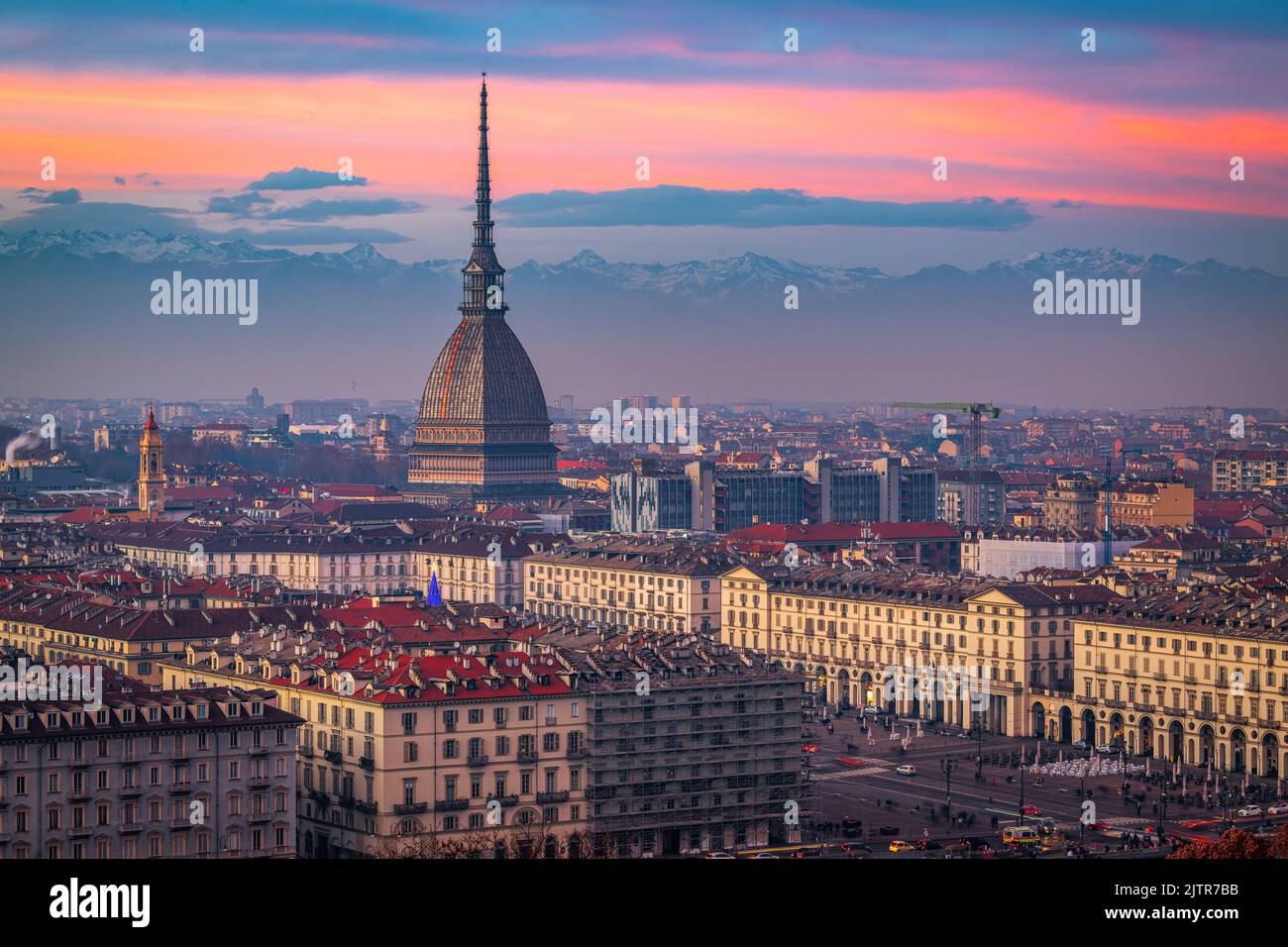 Torino, Piemonte, Italia skyline con la Mole Antonelliana al crepuscolo. Foto Stock