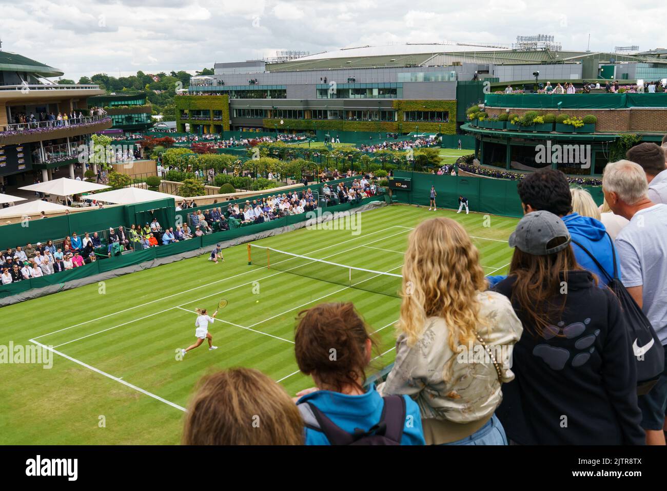 Katie Swan e Clara Burel su Court 18 ai Campionati 2022. Si tiene all'All England Lawn Tennis Club di Wimbledon. Giorno 2 Martedì 28/06/2022. Foto Stock