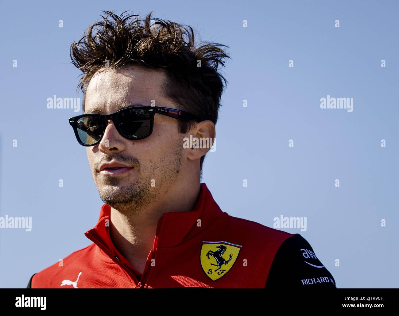 ZANDVOORT - Charles Leclerc (Ferrari) arriva sul circuito. Il GP si è svolto lo scorso anno in forma modificata a causa delle misure corona. Quest'anno sono attesi fino a 110.000 visitatori al giorno. ANP SEM VAN DER WAL Foto Stock