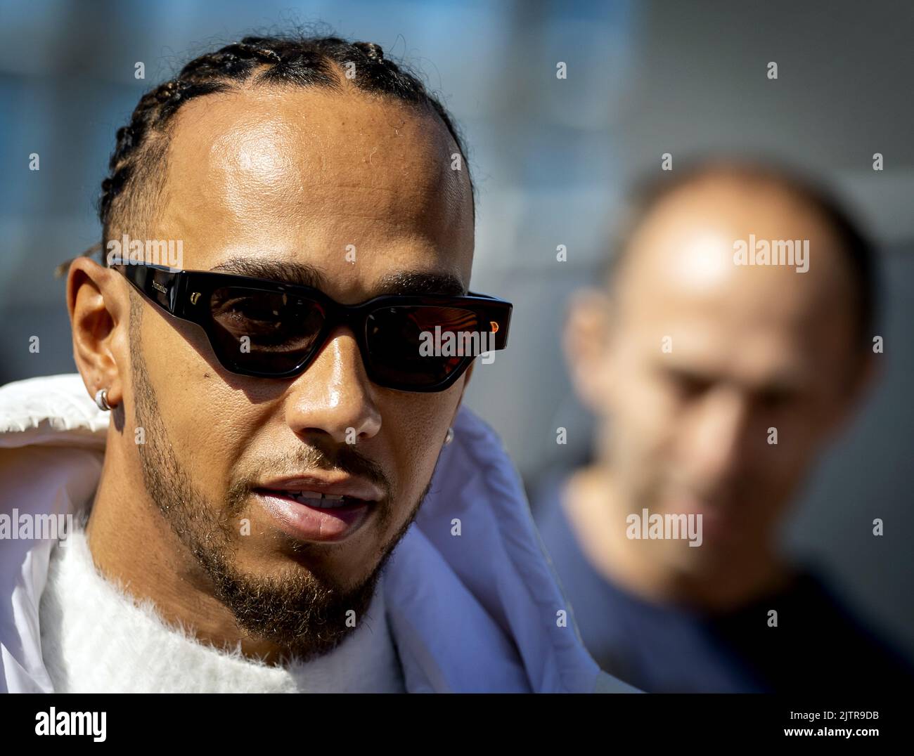 ZANDVOORT - Lewis Hamilton (Mercedes) arriva sul circuito. Il GP si è svolto lo scorso anno in forma modificata a causa delle misure corona. Quest'anno sono attesi fino a 110.000 visitatori al giorno. KOEN VAN WEEL Foto Stock