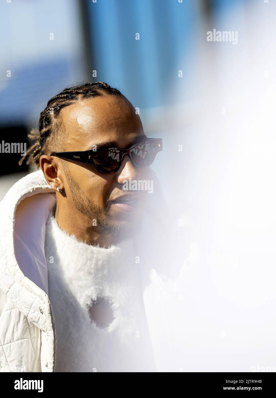 ZANDVOORT - Lewis Hamilton (Mercedes) arriva sul circuito. Il GP si è svolto lo scorso anno in forma modificata a causa delle misure corona. Quest'anno sono attesi fino a 110.000 visitatori al giorno. KOEN VAN WEEL Foto Stock