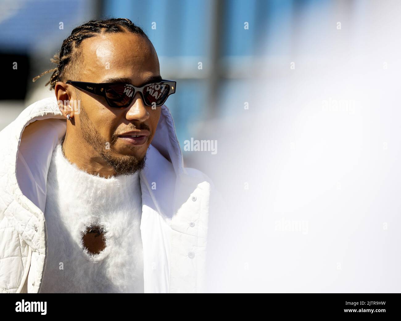 ZANDVOORT - Lewis Hamilton (Mercedes) arriva sul circuito. Il GP si è svolto lo scorso anno in forma modificata a causa delle misure corona. Quest'anno sono attesi fino a 110.000 visitatori al giorno. KOEN VAN WEEL Foto Stock