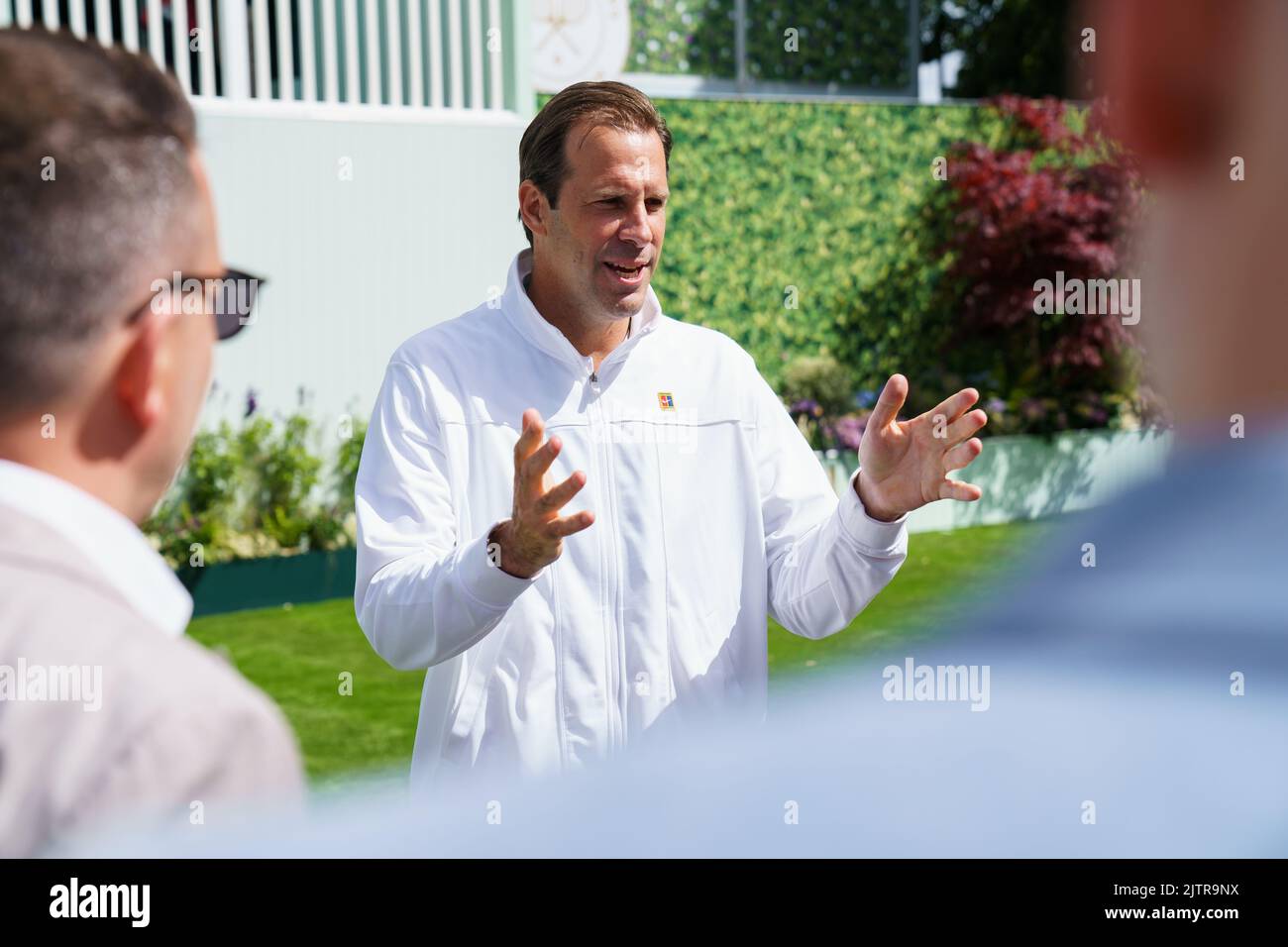 Greg Rusedski parla con gli ospiti al Rosewwater Pavilion al Wimbledon Park ai Campionati del 2022. Si tiene a Wimbledon Park, Wimbledon. Foto Stock