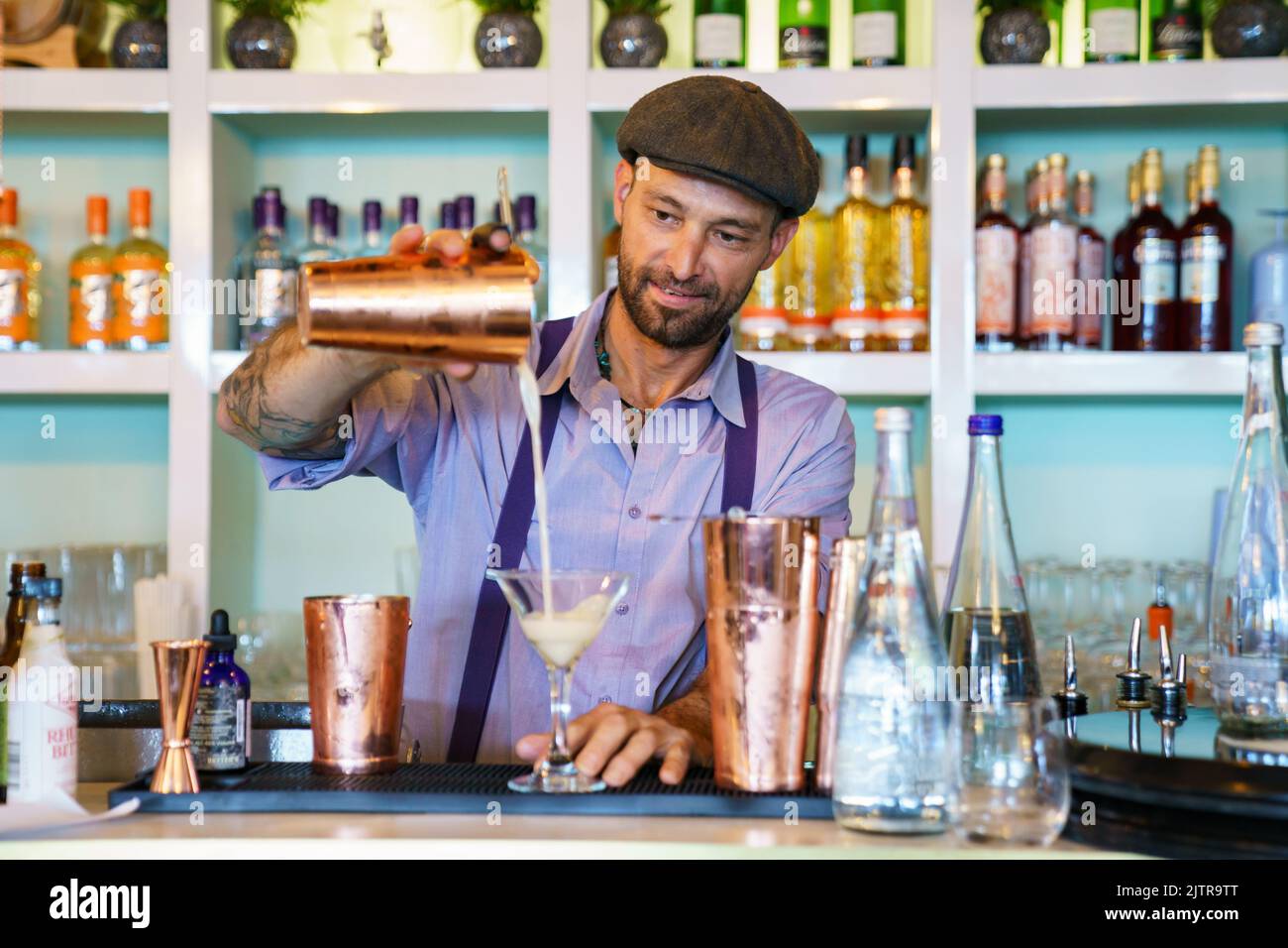 Il barman prepara un cocktail al Rosewwater Pavilion di Wimbledon Park ai Campionati del 2022. Si tiene a Wimbledon Park, Wimbledon. Foto Stock