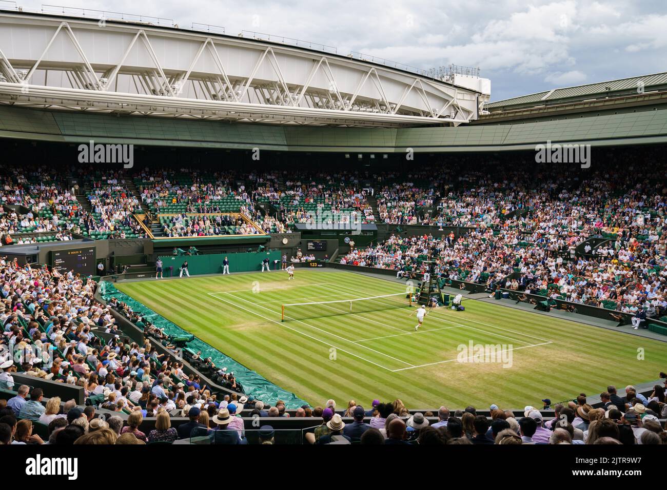 Jannik peccatore d’Italia e Carlos Alcaraz di Spagna a Centre Court durante la Partita del quarto turno maschile ai Campionati di Wimbledon 2022 Foto Stock