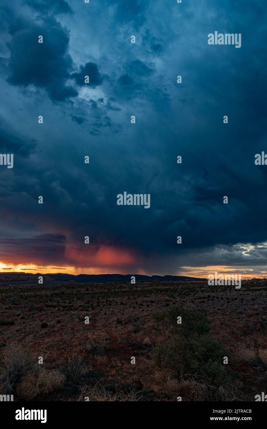 Le nuvole di tempeste cercano di coprire il sole nascente, Canyonlands Ruds National Recreation Area, San Juan County, Utah Foto Stock