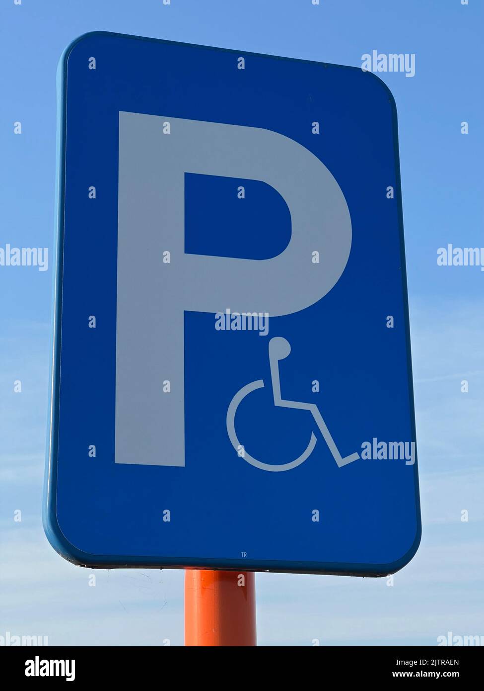 Ripresa verticale su un pannello belga blu per posti auto riservati per disabili Foto Stock