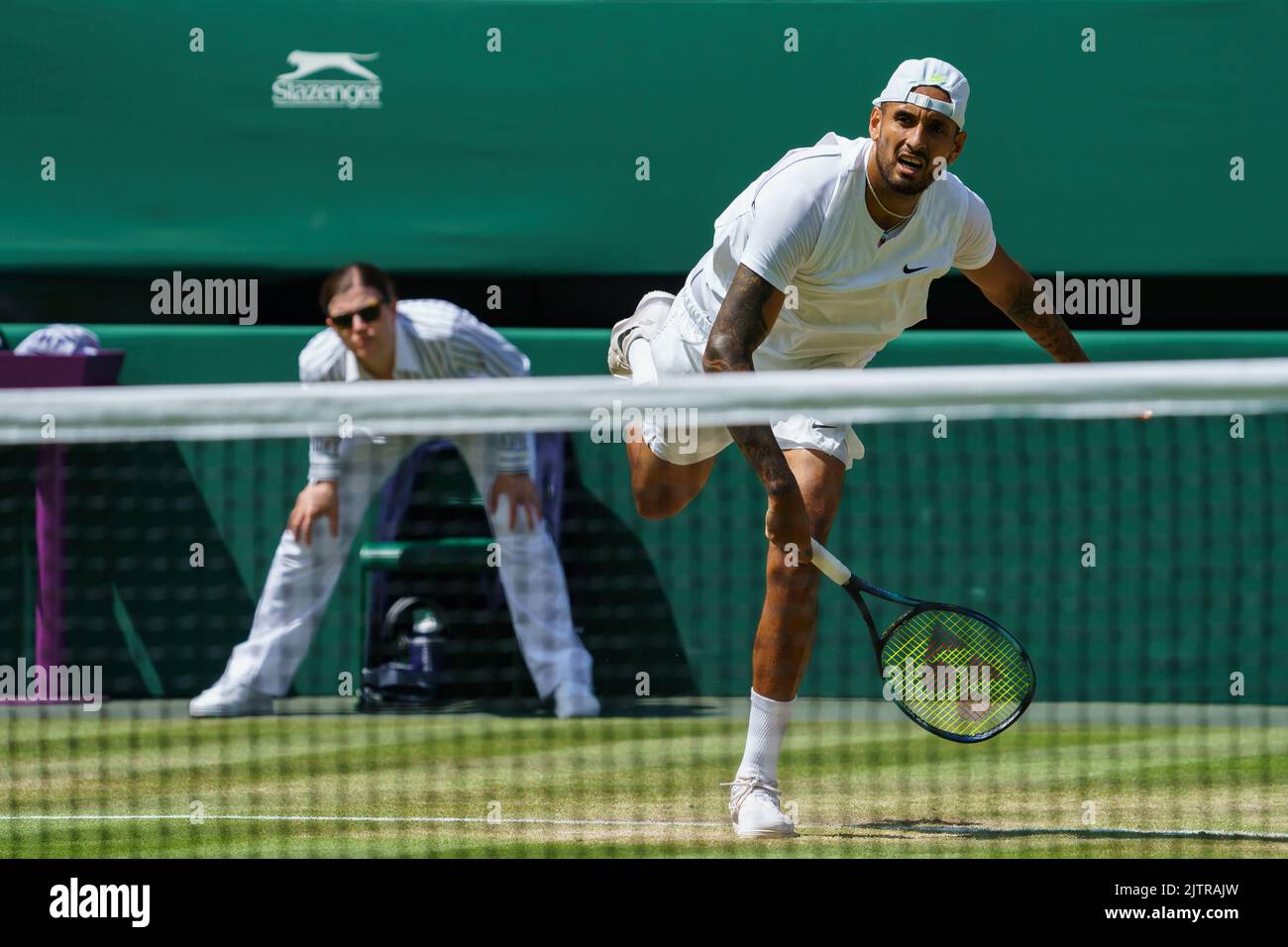 Nick Kyrgios dell'Australia in azione sul Centre Court ai Campionati 2022. Si tiene all'All England Lawn Tennis Club di Wimbledon. Foto Stock