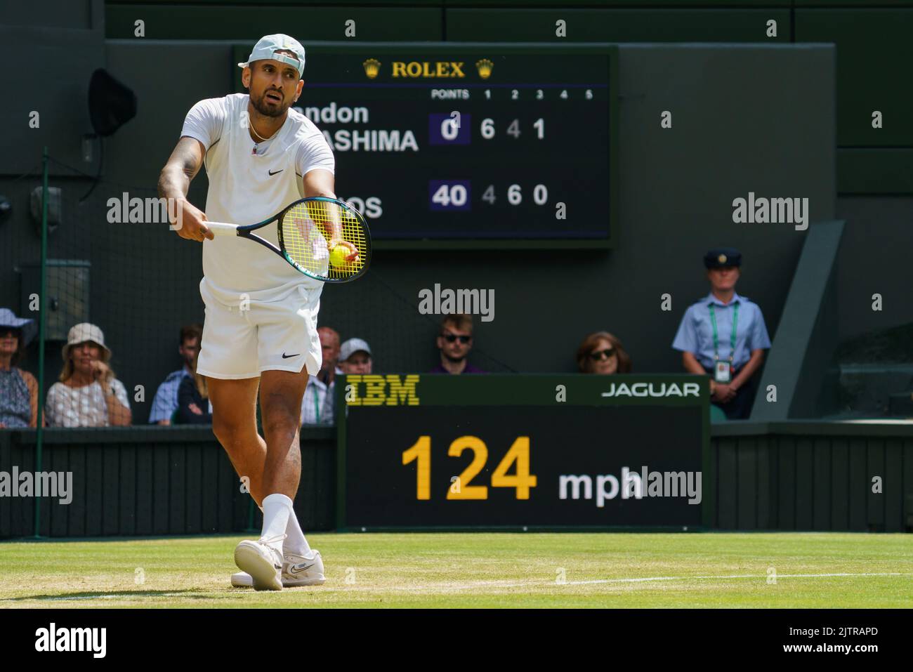 Nick Kyrgios dell'Australia in azione sul Centre Court ai Campionati 2022. Si tiene all'All England Lawn Tennis Club di Wimbledon. Foto Stock