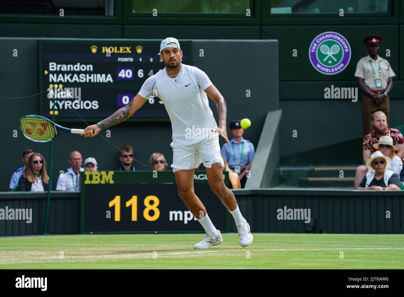 Nick Kyrgios dell'Australia in azione sul Centre Court ai Campionati 2022. Si tiene all'All England Lawn Tennis Club di Wimbledon. Foto Stock