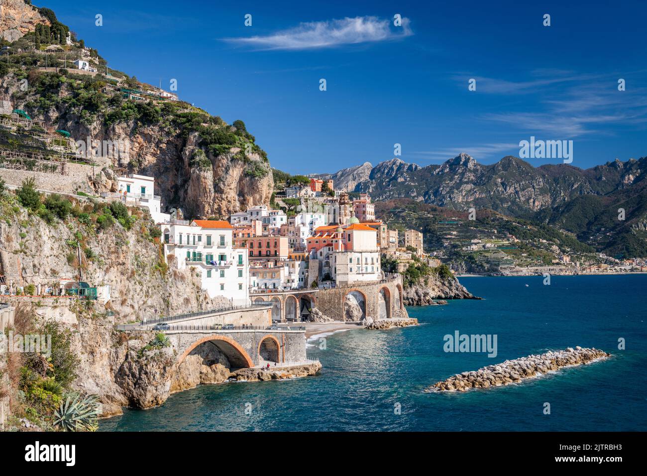 Atrani, Italia lungo la bellissima Costiera Amalfitana nel pomeriggio. Foto Stock