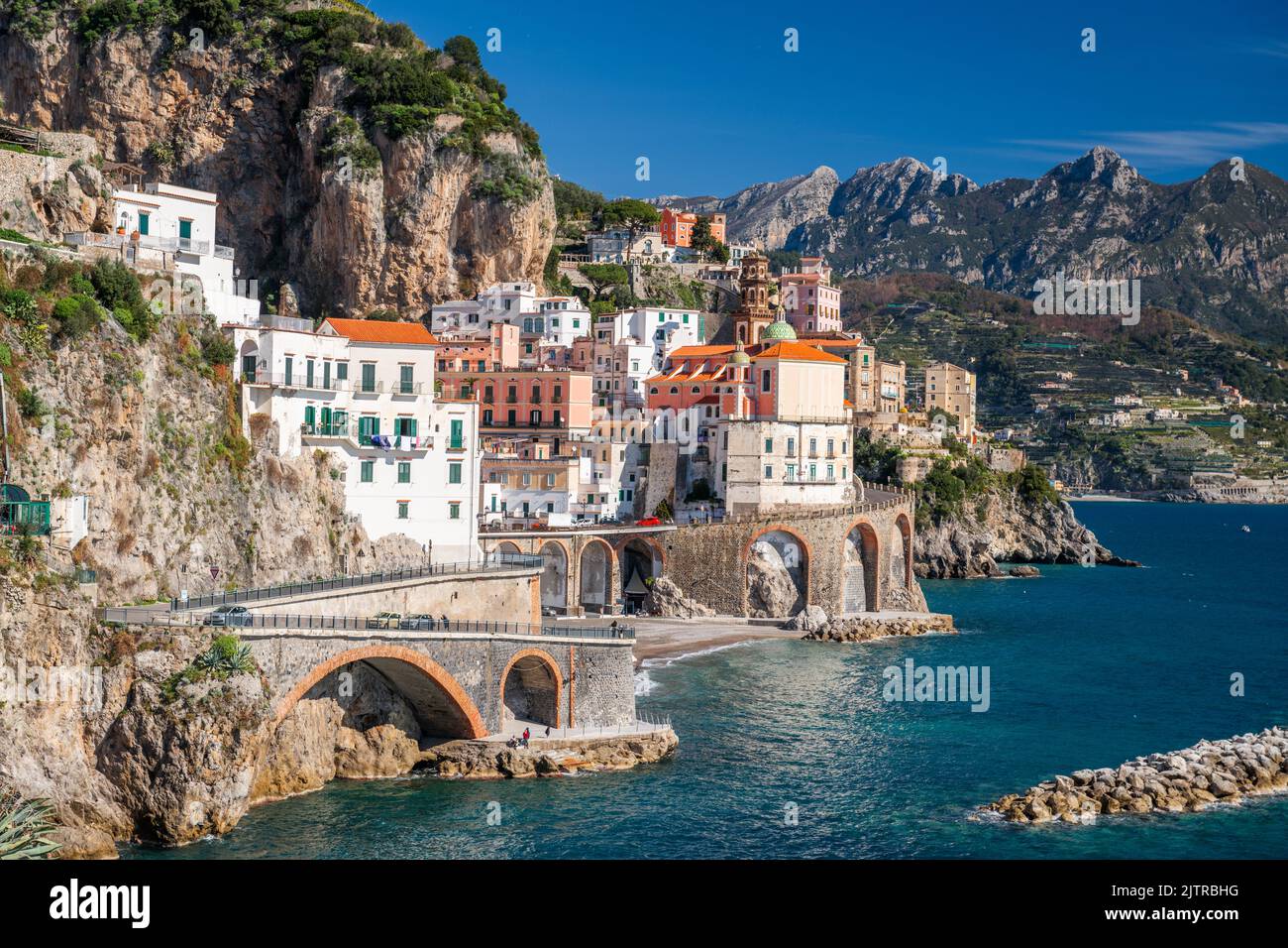 Atrani, Italia lungo la bellissima Costiera Amalfitana nel pomeriggio. Foto Stock