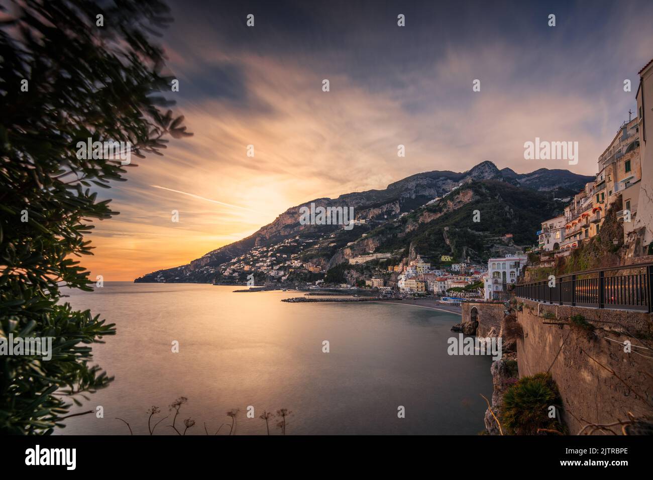 Amalfi, Italia skyline della città costiera sul Mar Tirreno. Foto Stock