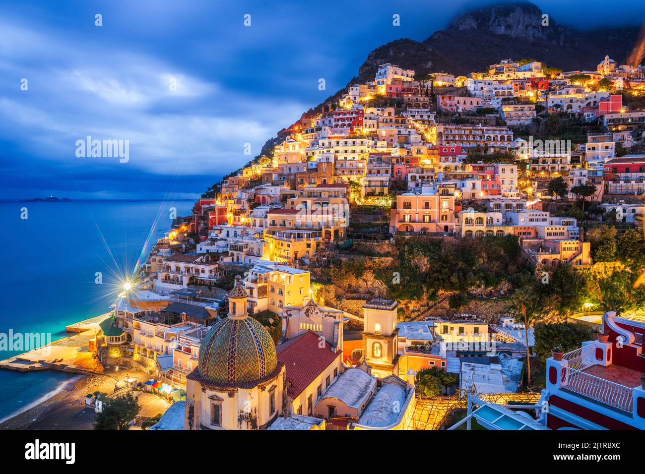Positano, Italia lungo la Costiera Amalfitana al crepuscolo. Foto Stock