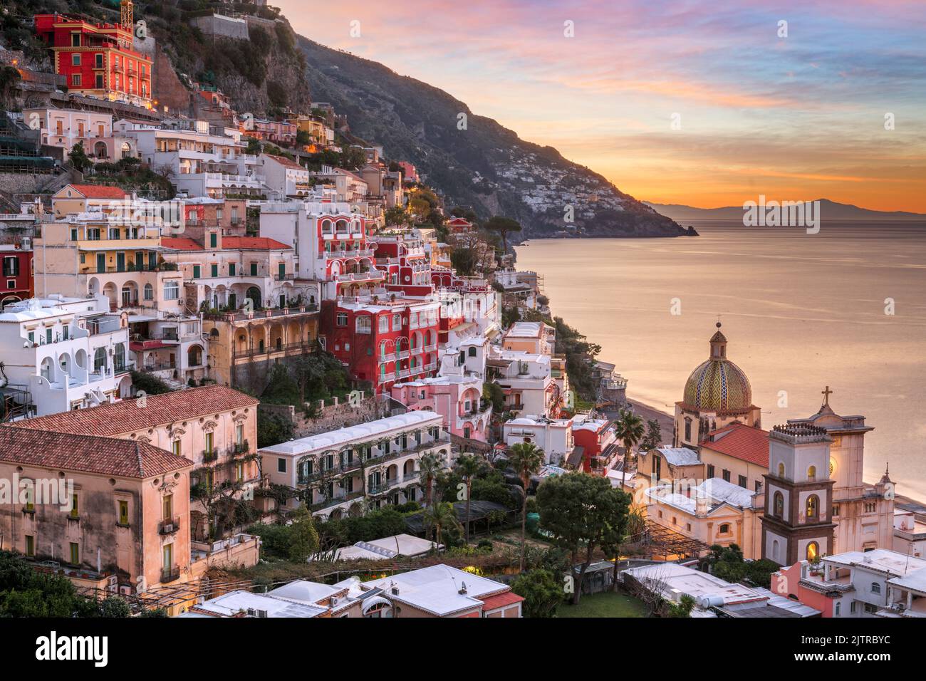 Positano, Italia lungo la Costiera Amalfitana al crepuscolo. Foto Stock