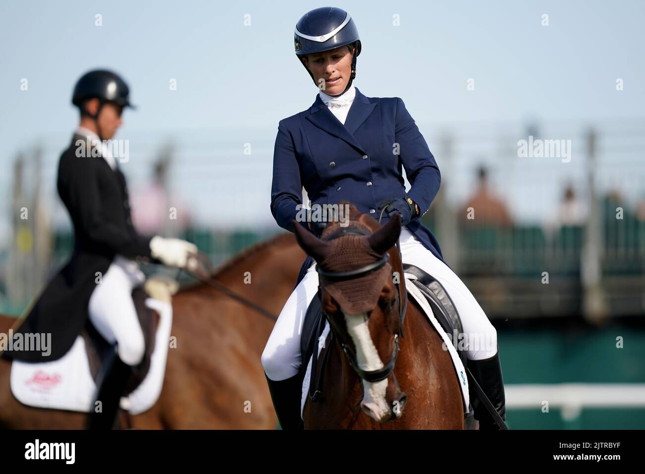 Zara Tindall e Class Affair nell'area warm up prima della loro partecipazione alla categoria Dressage durante il primo giorno della Land Rover Burghley Horse Trials 2022 a Stamford, Lincolnshire. Data immagine: Giovedì 1 settembre 2022. Foto Stock