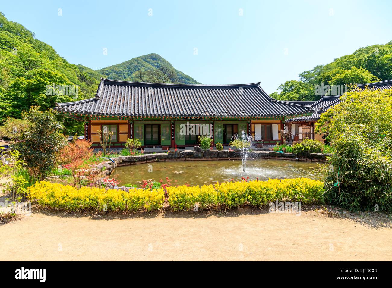 Jangseong-gun, Jeollanam-do, Repubblica di Corea - 4 maggio 2022: Un paesaggio di un tempio tradizionale coreano. Tempio tradizionale Baekyangsa. Foto Stock