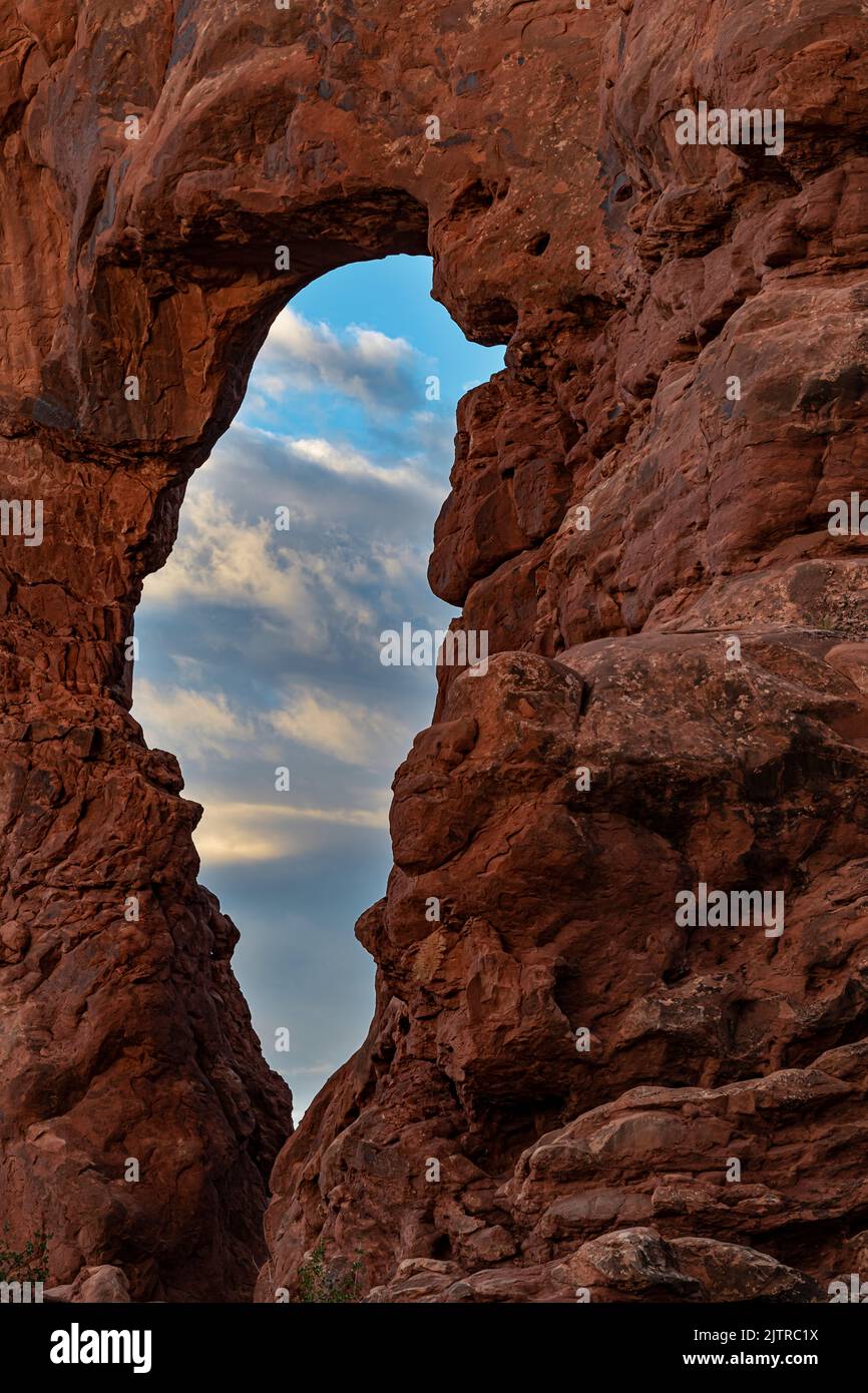Un cielo mattutino attraversa il Turret Arch all'Arches National Park, Grand County, Utah Foto Stock
