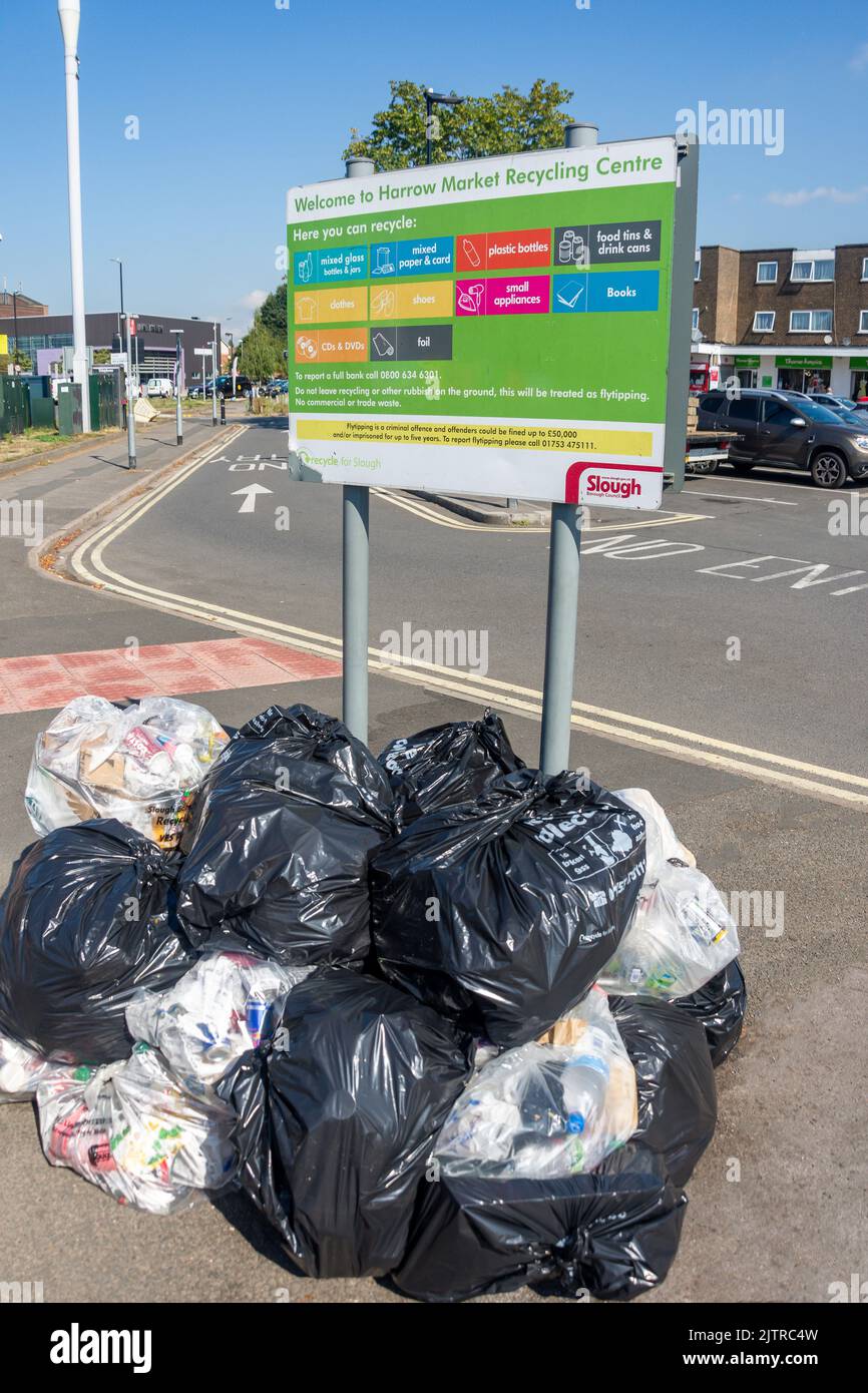 Sacchetti di plastica presso Harrow Market Recycling Centre, High Street, Langley, Berkshire, Inghilterra, Regno Unito Foto Stock