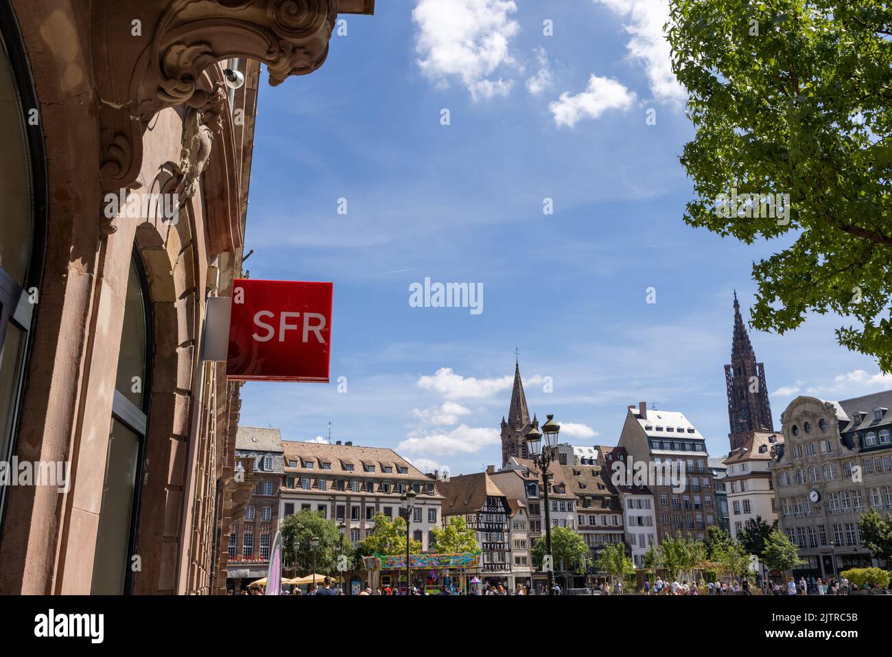 Strasburgo, Francia - 08 agosto 2022 : logo del punto vendita SFR, operatore telefonico francese. Foto Stock