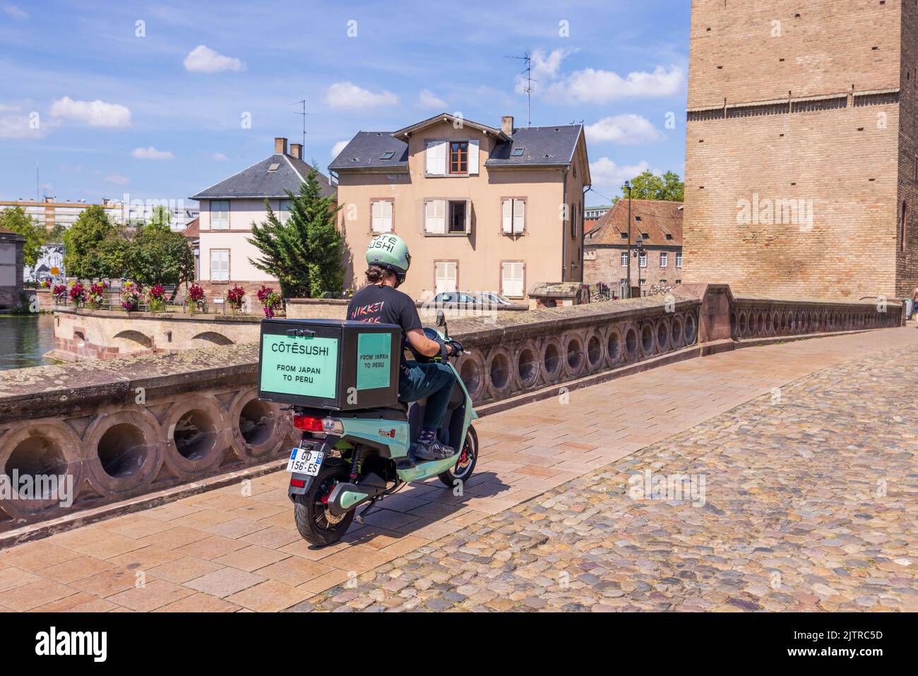 Strasburgo, Francia - 08 agosto 2022 : Scooter consegna uomo per Côté Sushi a Strasburgo Foto Stock