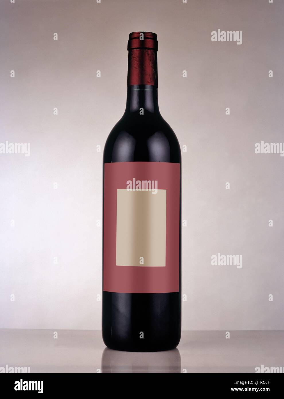 Bottiglia di vino rosso Bordeaux con etichetta adesiva bianca su sfondo colorato Foto Stock