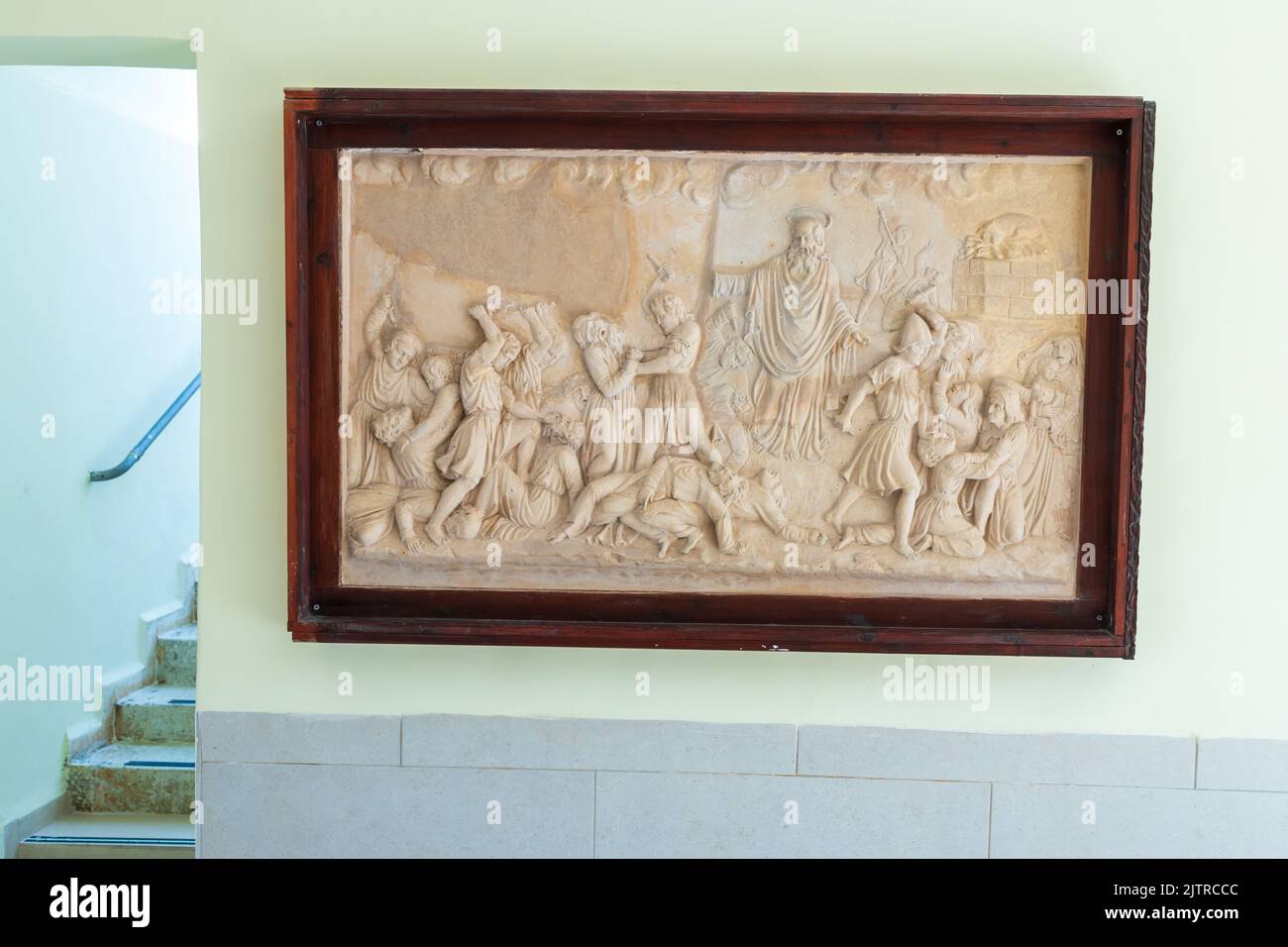 HAIFA, ISRAELE. 26 giugno 2022: Monastero di Muhraka del Carmelo sul Monte Carmelo . Bassorilievo raffigurante i sacerdoti di Baal all'altare e prof Foto Stock