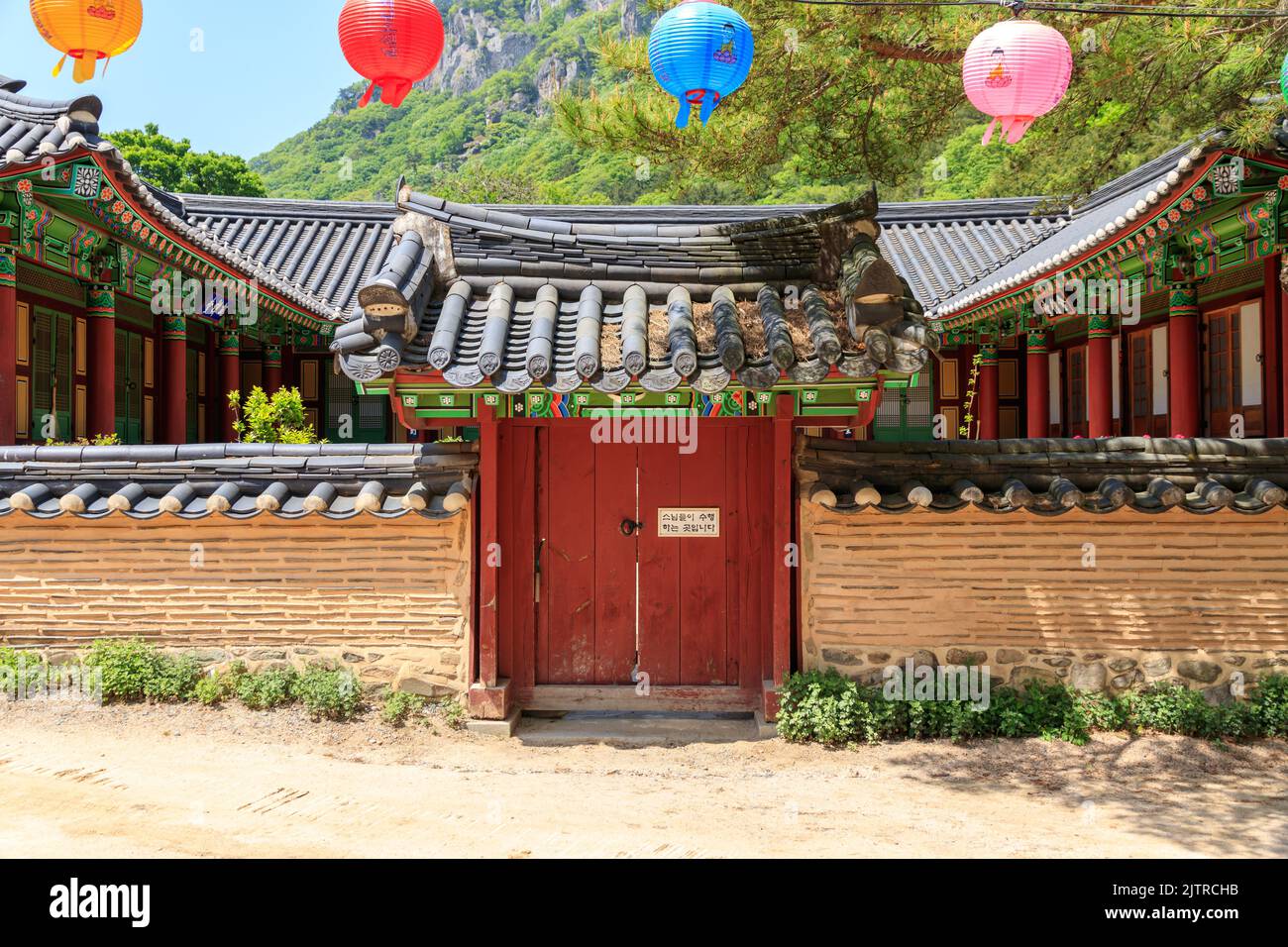 Jangseong-gun, Jeollanam-do, Repubblica di Corea - 4 maggio 2022: Un paesaggio di un tempio tradizionale coreano. Tempio tradizionale Baekyangsa. Foto Stock