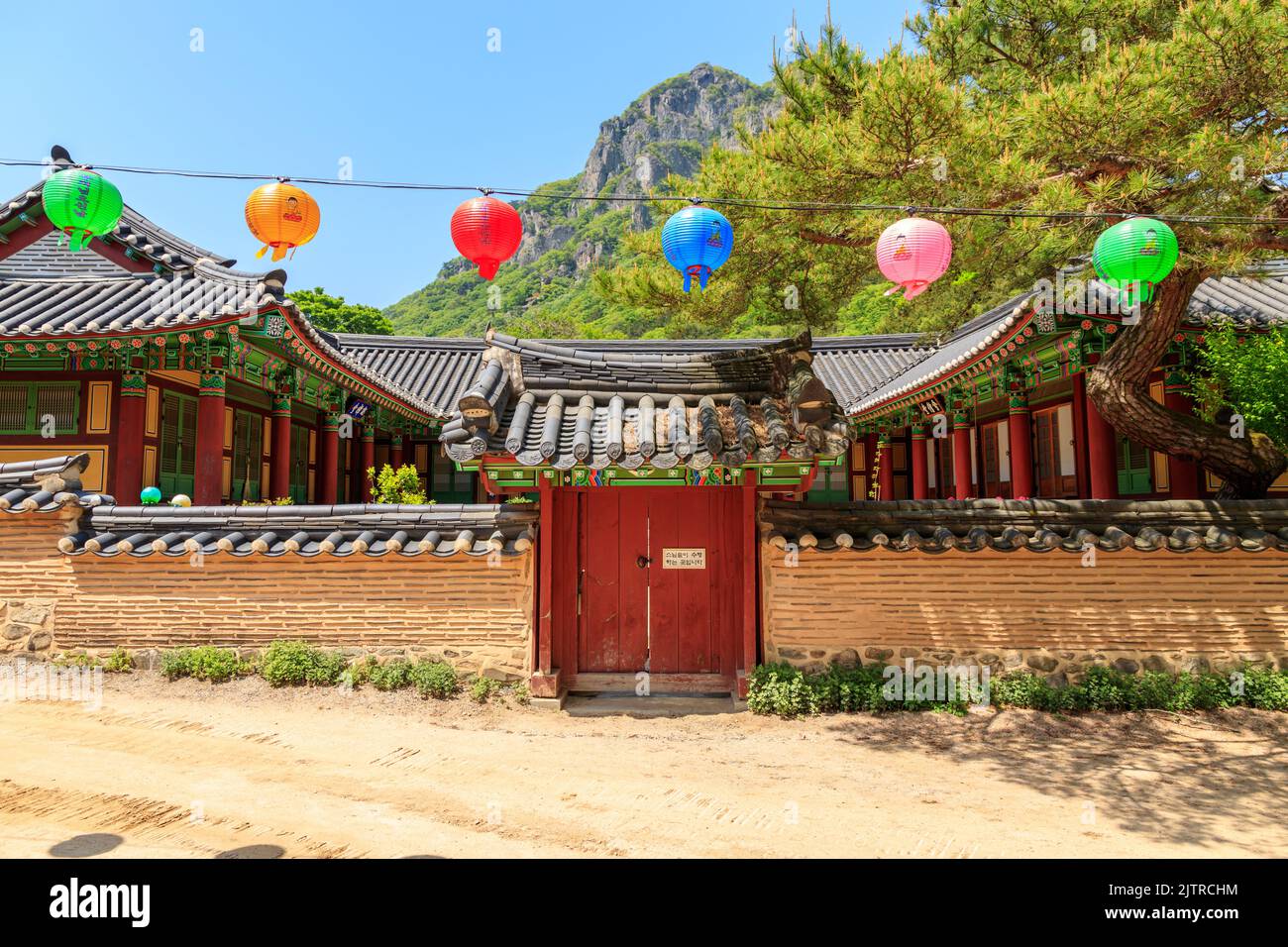 Jangseong-gun, Jeollanam-do, Repubblica di Corea - 4 maggio 2022: Un paesaggio di un tempio tradizionale coreano. Tempio tradizionale Baekyangsa. Foto Stock