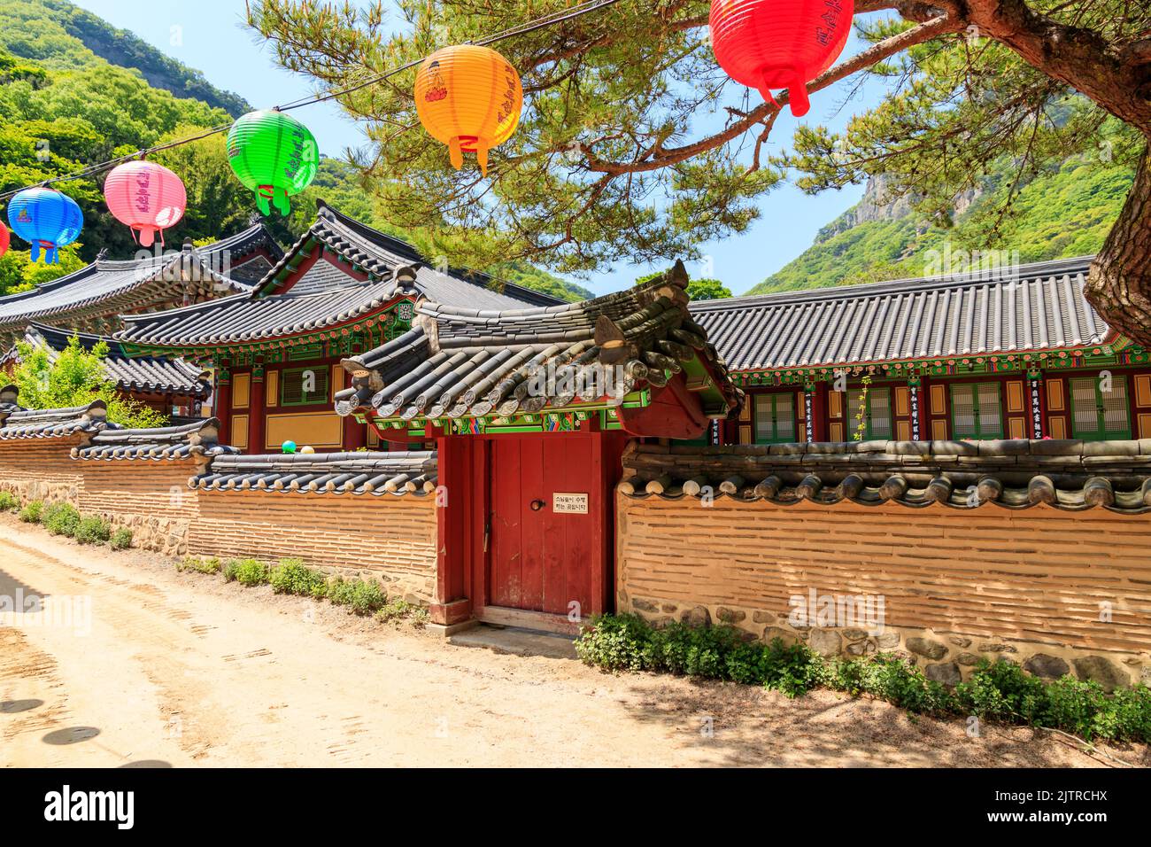 Jangseong-gun, Jeollanam-do, Repubblica di Corea - 4 maggio 2022: Un paesaggio di un tempio tradizionale coreano. Tempio tradizionale Baekyangsa. Foto Stock