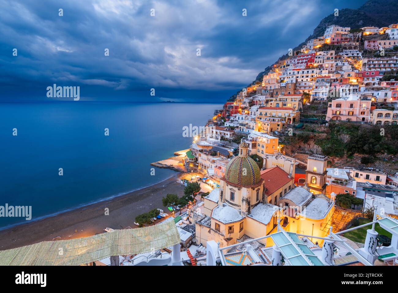 Positano, Italia lungo la Costiera Amalfitana al crepuscolo. Foto Stock