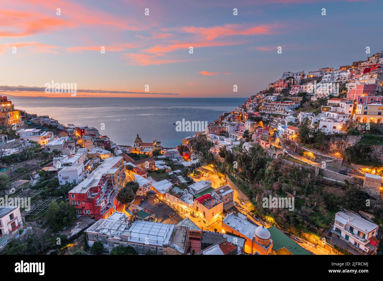 Positano, Italia lungo la Costiera Amalfitana al crepuscolo. Foto Stock