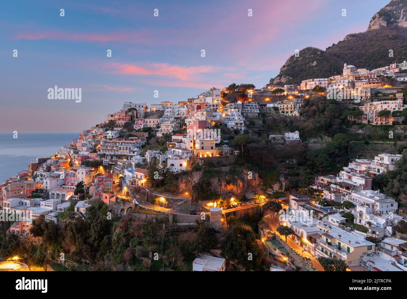 Positano, Italia lungo la Costiera Amalfitana al crepuscolo. Foto Stock