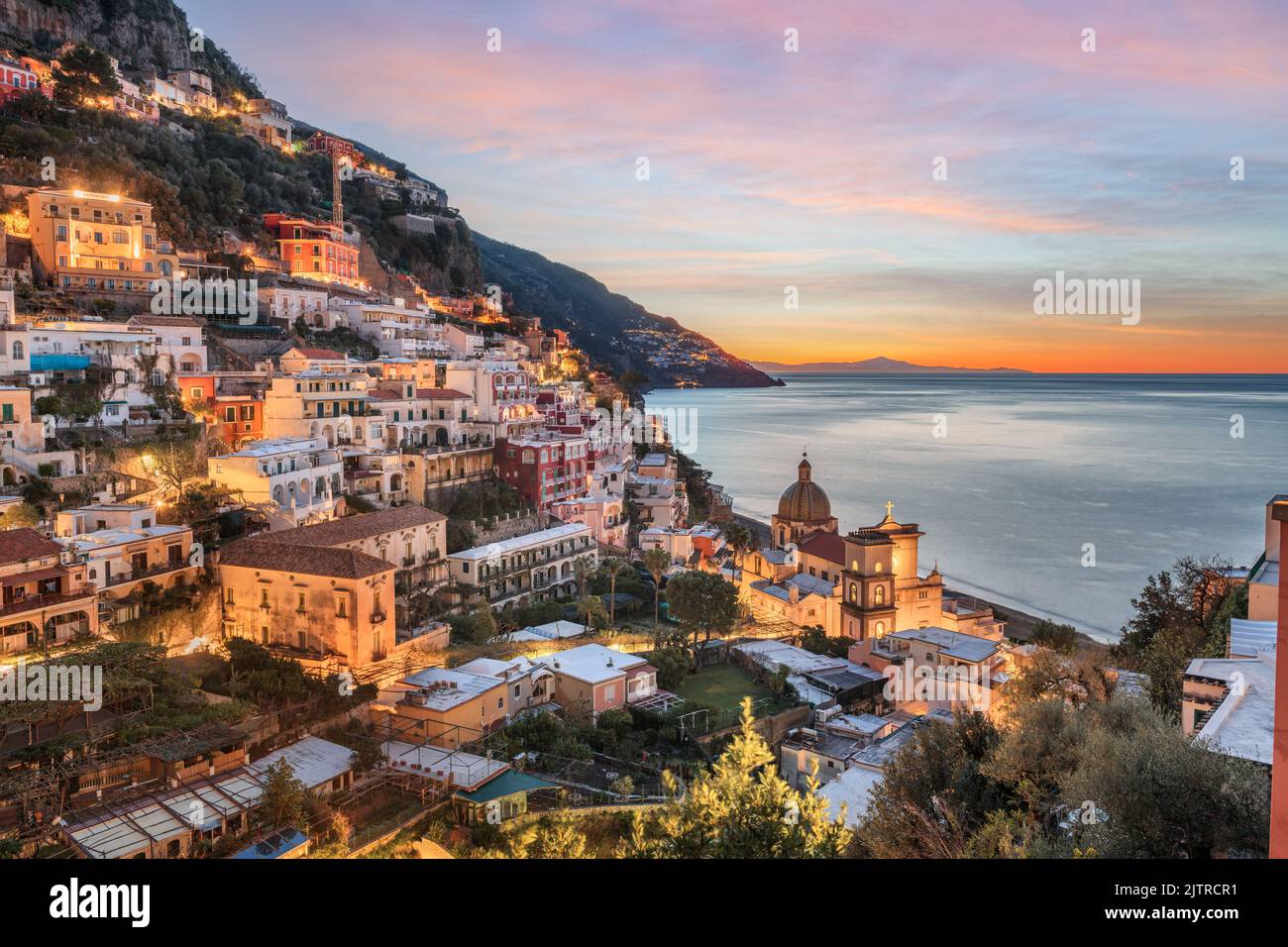 Positano, Italia lungo la Costiera Amalfitana al crepuscolo. Foto Stock