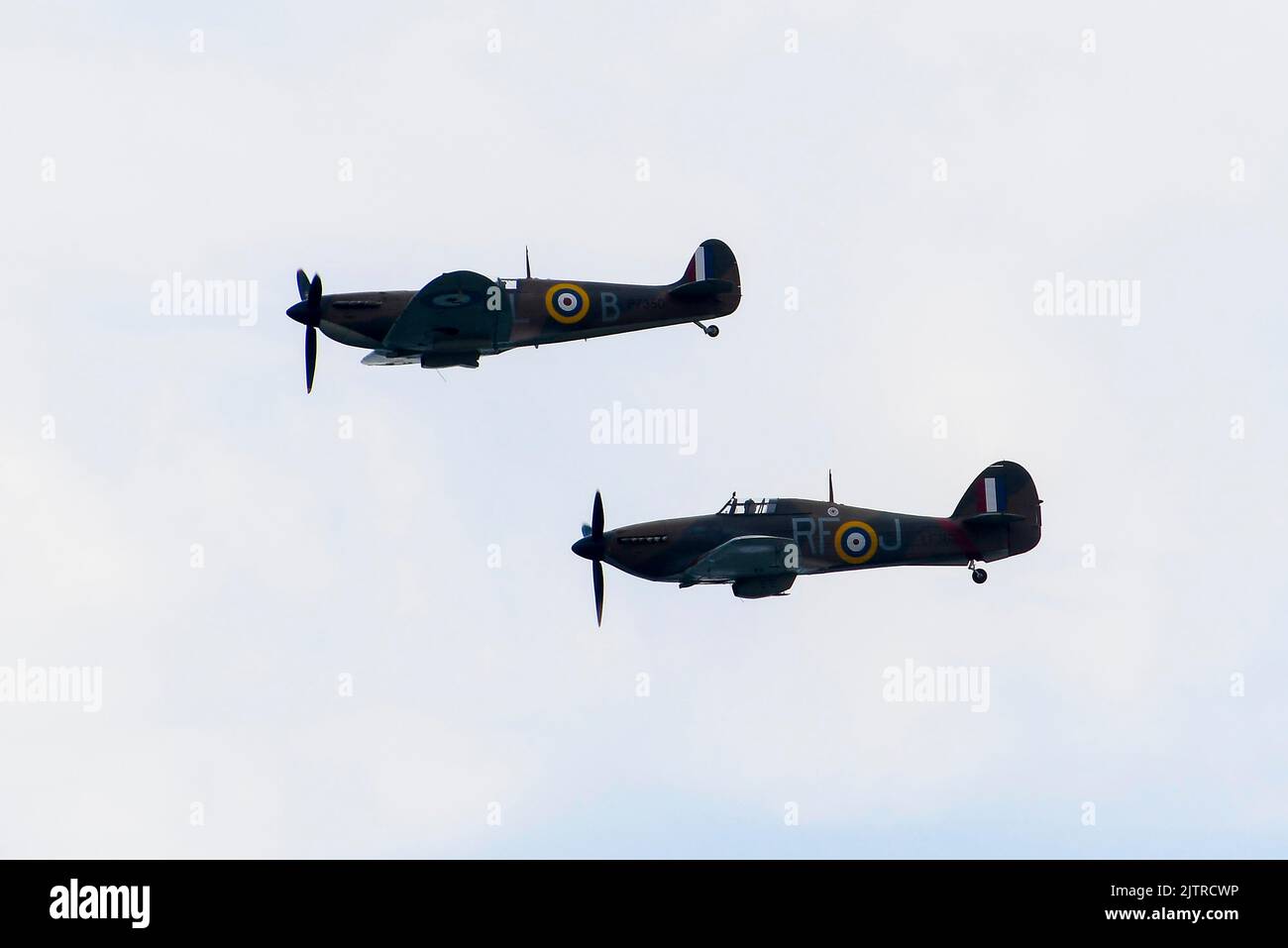 Bournemouth, Dorset, Regno Unito. 1st settembre 2022. La RAF Battle of Britain Memorial Flight Spitfire and Hurricane ha eseguito una mostra durante il primo giorno del Bournemouth Air Festival a Bournemouth in Dorset. Picture Credit: Graham Hunt/Alamy Live News Foto Stock