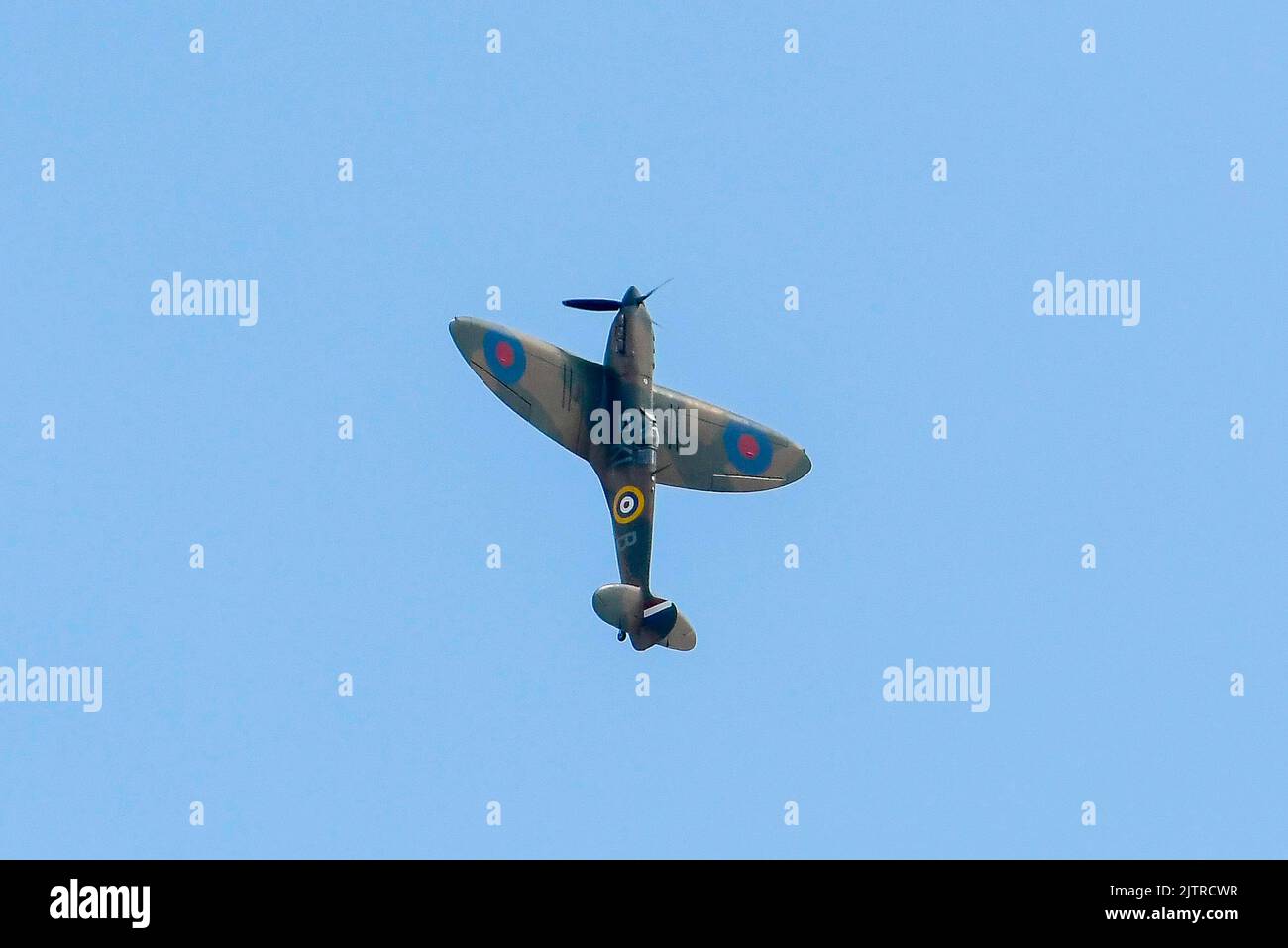 Bournemouth, Dorset, Regno Unito. 1st settembre 2022. La RAF Battle of Britain Memorial Flight Spitfire ha eseguito una mostra durante il primo giorno del Bournemouth Air Festival a Bournemouth in Dorset. Picture Credit: Graham Hunt/Alamy Live News Foto Stock