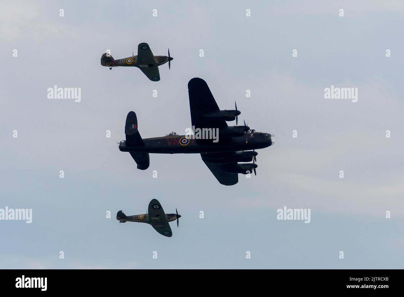 Bournemouth, Dorset, Regno Unito. 1st settembre 2022. Il volo commemorativo della RAF Battle of Britain Lancaster Bomber, Spitfire e Hurricane si esibisce durante il primo giorno del Bournemouth Air Festival a Bournemouth in Dorset. Picture Credit: Graham Hunt/Alamy Live News Foto Stock