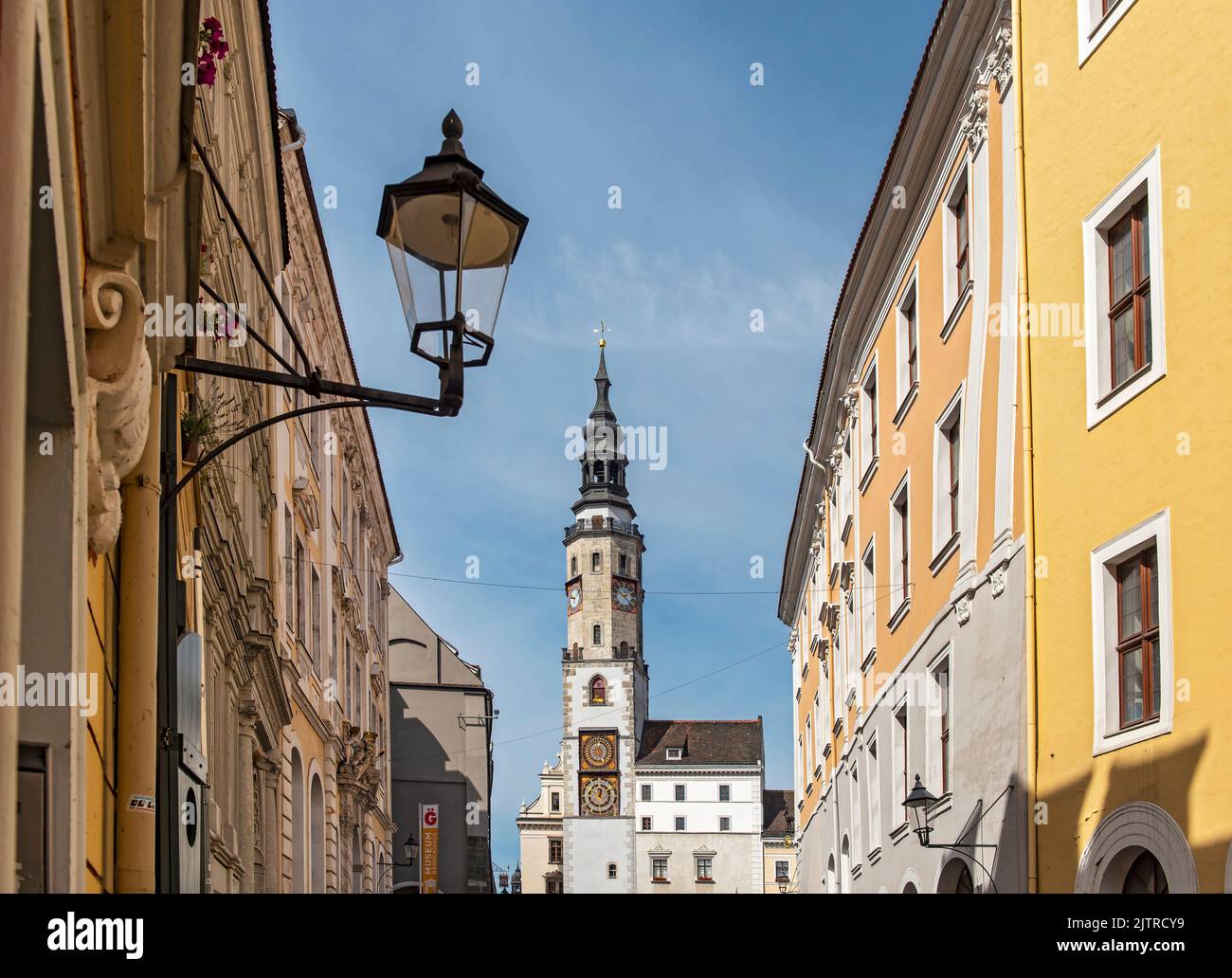 Torre dell'Orologio del vecchio Municipio vista da Neißstraße (Neissstrasse), Görlitz (Goerlitz), Germania Foto Stock
