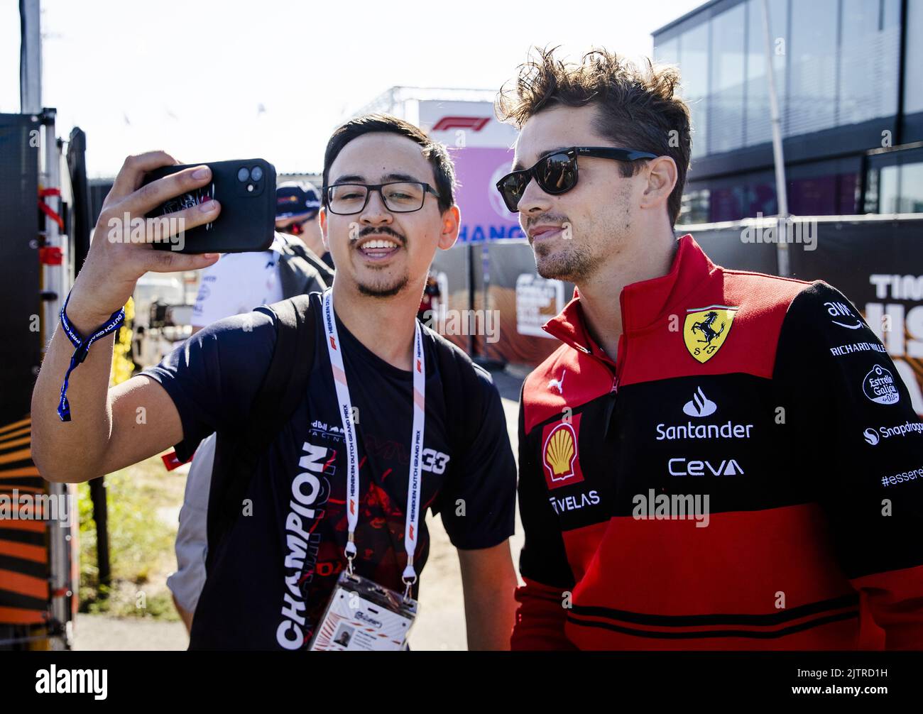 ZANDVOORT - Charles Leclerc (Ferrari) arriva sul circuito. Il GP si è svolto lo scorso anno in forma modificata a causa delle misure corona. Quest'anno sono attesi fino a 110.000 visitatori al giorno. ANP SEM VAN DER WAL Foto Stock